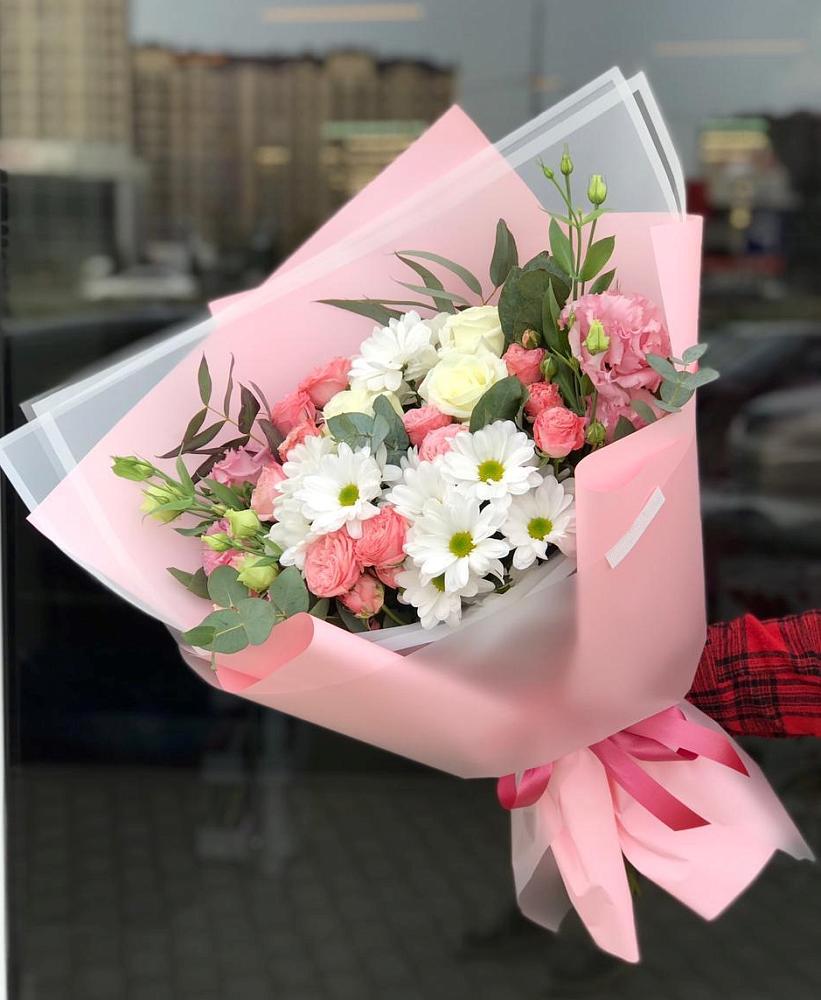 Букет нежный в Кусе Букет цветов из: Розы, Лизиантусы и Хризантемы в Кусе