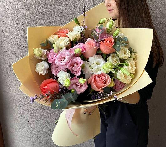 Букет цветов из: Розы, Лизиантусы и Гвоздики в Кусе