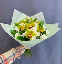 Букет цветов из:  Орхидеи и Розы в Кусе