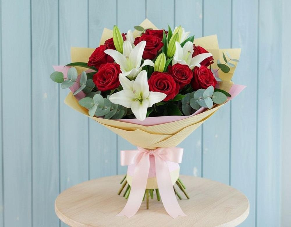 Букет цветов из: Лилии и Розы в Кусе